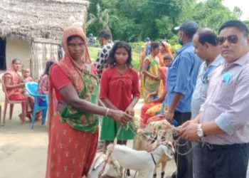 दुहबीमा २० जना अति बिपन्न कृषकलाई बाख्रा खोर सहित ४० वटा बाख्रा वितरण