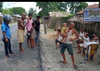 दुहबी १० को कालोपत्रे सडक निर्माणकार्यमा गुणस्तरिय नभएको भन्दै स्थानीय आक्रोशित