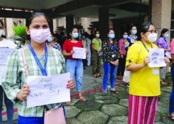 नर्स, हेल्थ एड र हेल्परहरुले उपकुलपति कार्यालय अगाडि बुधबार पनि धर्ना