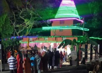 दुहबी वडा नम्बर ६ स्थित राधाकृष्ण मन्दिरमा सामाजिक दुरिको धज्जी उडाउदै पुजा