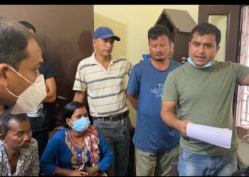 दुहबीको अन्नपूर्ण चप्पल उद्योगका कर्मचारीले पैसा लिएर मजदुरलाई रोजगार दिने गरेको भन्दै स्थानीयले बुझाए ज्ञापनपत्र