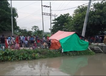 बुढीगंगामा भौतिक दुरिको धज्जी उडाउदै हटिया