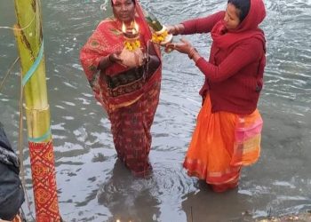उदाउँदो सूर्यलाई अर्घ्य दिएर छठ पुजा समापन