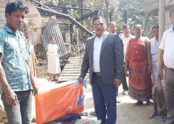 मेयर गच्छदारले दुहबीका आगलागि पिडितलाइ राहत बितरण गरे