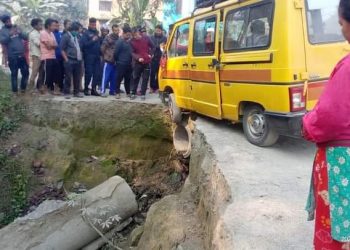 स्कुलको भ्यान ट्याङग्रा खोलामा झर्नबाट जोगियो
