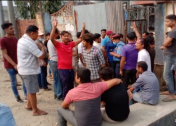 दुहबीको एक उद्योगले प्रदुषण गरेको र पानीको मुहान सुकाएको भन्दै स्थानीय आन्दोलित