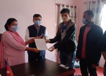 दुहबीमा कालाबजारी रोक्न अनुगमन समितिकि संयोजकलाई स्थानीय युवाद्वारा  १२ घन्टे अल्टिमेटम