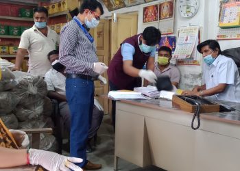 दुहबीका युबाहरुले कालोबजारी रोक्न अल्टिमेटम दिएपछि दुहबी बजार अनुगमन