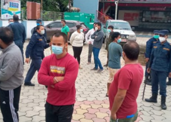 प्रदेश-१ मा फिल्डमा खटिनेलाई छैन, पहुँचवालालाई खोप !