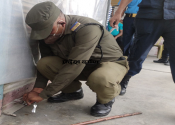 इटहरीमाअौषधि पशलहरूको बदमाशी म्याद गुज्रिएकाे औषधीमा स्टिकर टास्दै बेच्दै : तिनवटा औषधि पशल शिल