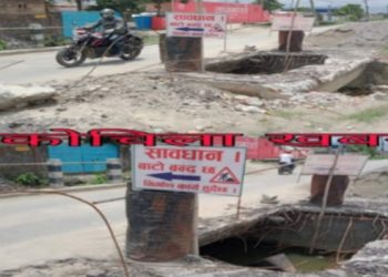 ठेकदारको लापरबाहीले ब्यस्त सडकको पुल निर्माणकार्य अलपत्र हुँदा दुर्घटनाको उच्च जोखिम