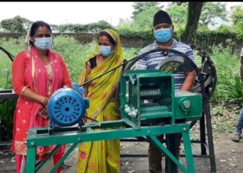 दुहबी नगरपालिकाले बितरण गर्यो कृषकलाई कुटि काट्ने आधुनिक मेशिन