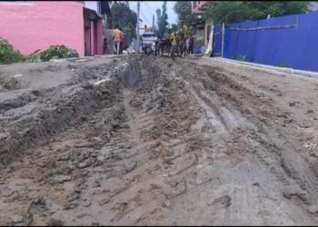 दुहबी वडा नम्बर ६ को सडक बेहाल अवस्था, गुणस्तरहिन काम  भएको भन्दै नाला निर्माण रोकियो