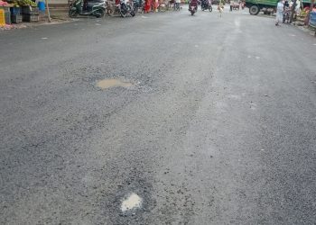 दुहबी-इनरुवा सडक खण्डमा एक हप्ता अगाडी बनाएको कालोपत्रे सडक भत्किन सुरु