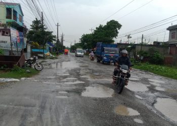 सडक बिभागको लापरबाहीले दुहबीको सडक मर्मत न भएको भन्दै स्थानीयहरु आक्रोशित