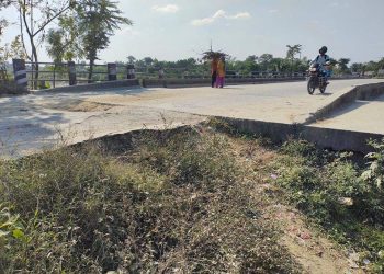 बुढिखोलाको पुलको बाटो र कोशी राजमार्गको सडक जिर्ण हुँदा दुर्घटनाको उच्च जोखिम