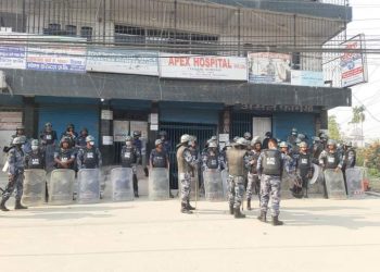बिरामी बालकको मृत्यु पछि आफ्न्त द्वारा इटहरीको एपेक्स अस्पताल तोडफोड