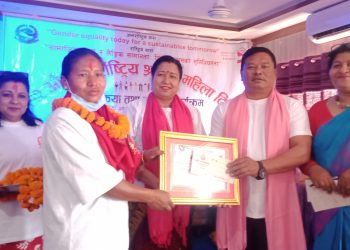 नारी दिवसको उपलक्ष्यमा नगर प्रमुख गच्छदारद्वारा १० महिला उद्दमी समूह सम्मानित