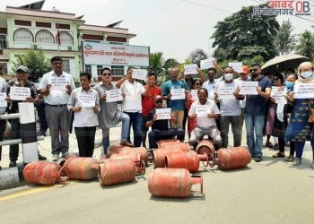 मुल्‍य वृद्धिको विरुद्धमा प्रदेश १ को मुख्यमन्त्री कार्यालयअगाडि खाली सिलिन्डर राखेर प्रदर्शन
