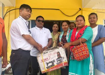 दुहबी नगरपालिकाद्वारा उद्धमिको समुहलाइ मेशिनरि उपकरण बितरण