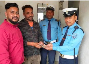 सडकमा फेला परेको ४१ हजार ६ सय ३५ रूपैयाँ दुहबी ट्राफिक प्रहरीले धनीलाई फिर्ता गरे