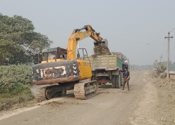 दुहबी र बुढीगंगामा खोला/नहर दोहन गरी लाखौंको माटो बेच्दै