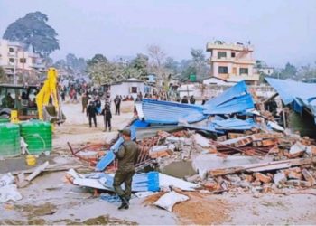 सार्वजनिक जग्गा अतिक्रमण गरेर बनाइएका संरचना भत्काउन हर्क साम्पाङले धरानमा चलाए डोजर