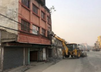 ६ लेन सडक विस्तार गर्न इटहरी सरकारले चलायो डोजर ।