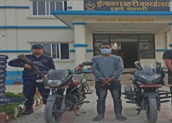 दुहबी बाट चोरीको मोटरसाईकल सहित २ जना पक्राउ