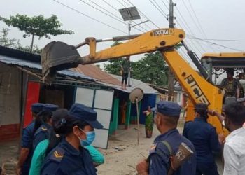 दुहबी १० बुद्ध चौकको अवैध संरचना माथी चल्यो डोजर ।