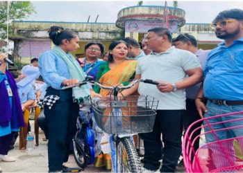 दुहबीका दलित बिपन्न,जेहेन्दार र पिछडीएका विधार्थीलाई नगर प्रमुख गच्छ्दार द्वारा साइकल बितरण