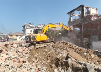 दुहबी बजारमाको अवैध संरचना माथि अन्तिम प्लटमा पनि चल्यो डोजर
