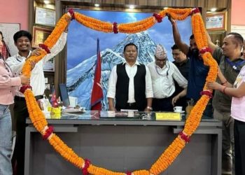 दुहबी नगरपालिकाका मेयर गच्छ्दार लाई स्थानीय जनताले लगाइदिए २५ किलोको माला