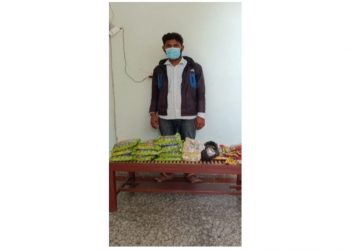 बर्जु बाट अन्तःशुल्क स्टिकर सहित एक जना पक्राउ ।