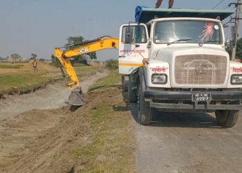 दुहबीमा माटो कारोबारीको मिलोमतोमा नहर दोहन गरी लाखौंको माटो बेच्दै ।