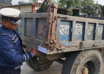 दुर्घटना न्यूनीकरण गर्न ‘रिफ्लेक्टर स्टिकर’ टाँस्दै दुहबी ट्राफिक प्रहरी