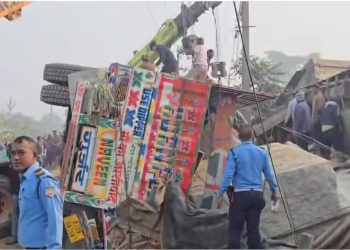 मोरङको बुढीगंगामा ट्रक पल्टिँदा तीन बालबालिकासहित ४ जना घाइते