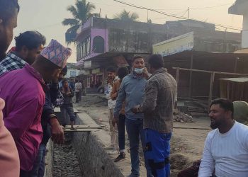 ६ लेन सडकको दुहबी क्षेत्रमा नाला निर्माणमा गुणस्तरहिन काम भएको भन्दै स्थानीयको बिरोध