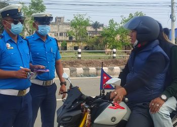 होलीमा हुनसक्ने संभावित दुर्घटना रोकथामका लागि दुहबी  ट्राफिकले चेकजाँचमा आज बाटै कडाई गर्दै