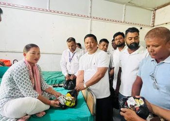 १११औँ बि पी जयन्तीको अवसरमा दुहबी नगर प्रमुख गच्छ्दार द्वारा बिरामीहरु लाई फलफुल बितरण