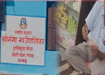 मोरङको बुढीगंगा ७ का वडाध्यक्ष कार्यालय समयमा तास खेल्दै