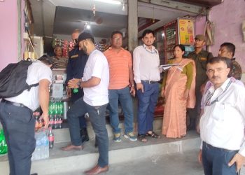 दुहबीमा बजार अनुगमन : म्याद गुज्रेका खाद्य सामग्री देखि पेय पदार्थ लगायत तस्करीका सामान खुलेआम विक्री