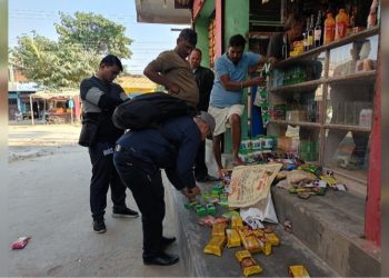 देवानगञ्ज बजारमा खाद्य सुरक्षा अनुगमन:म्याद गुज्रिएका सामग्री नष्ट