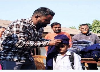 दुहबी ६ मा विद्यालयका बालबालीका लाइ न्यानो कपडा बितरण