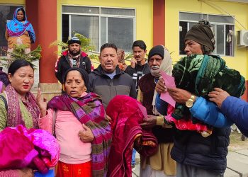 दुहबी ३ का जेस्ठ नागरिक ,अपाङ्ग तथा एकल महिलालाइ न्यानो कपडा बितरण ।