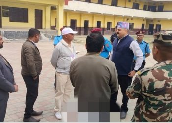 दुहबी र गढिको परीक्षा केन्द्र बाट ४ जना शिक्षक गार्ड निस्कासन प्रमुख जिल्ला अधिकारीकै अगाडी १० हजार लिएको सुईकार