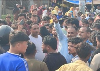 टिपर चालकले ब्याक गरी हसिम लाई मारेको बिरोधमा दुहबी क्षेत्र कोशि राज मार्ग सडक ४ घण्टा अवरुद्ध