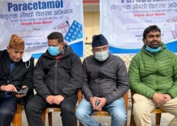 डा.अन्सारी द्वारा पाँचलाख ट्याब्लेट पारासिटामोल निःशुल्क वितरण गर्दै ।