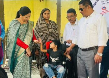 दुहबीमा अपाङता भएका ब्यक्तीहरुलाइ साहायक सामाग्री हस्तान्तरण