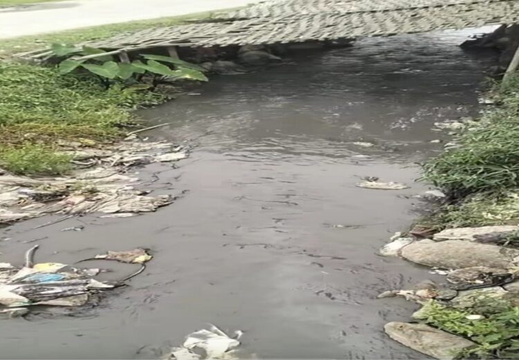 दुहबी ३ मा दुर्गन्धित पानी बग्दा स्वास्थ्य जोखिम बढदै स्थानीय आक्रोशित